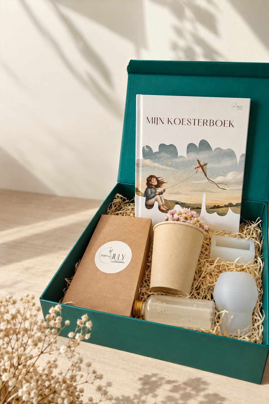 Open Koesterbox met boekje en doe-pakket