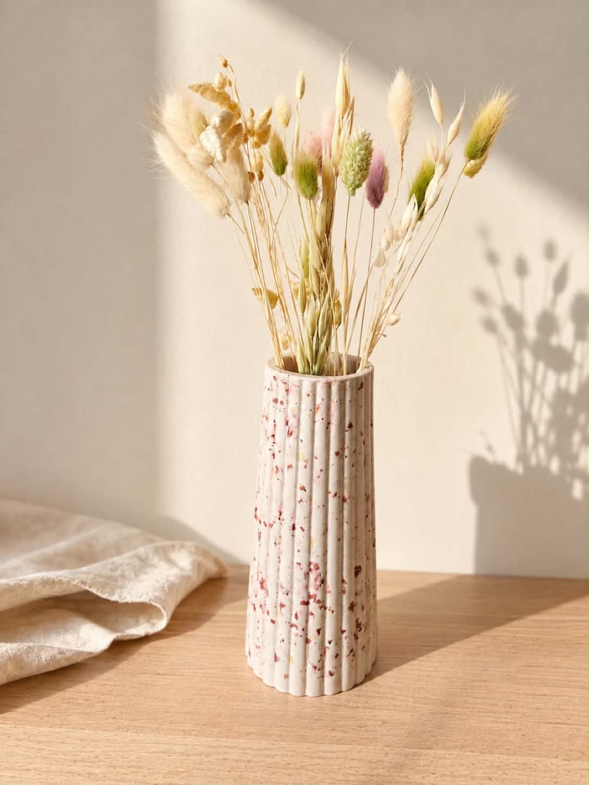 Handgemaakte vaas 'Margot' in Jesmonite met droogbloemen van Maison July